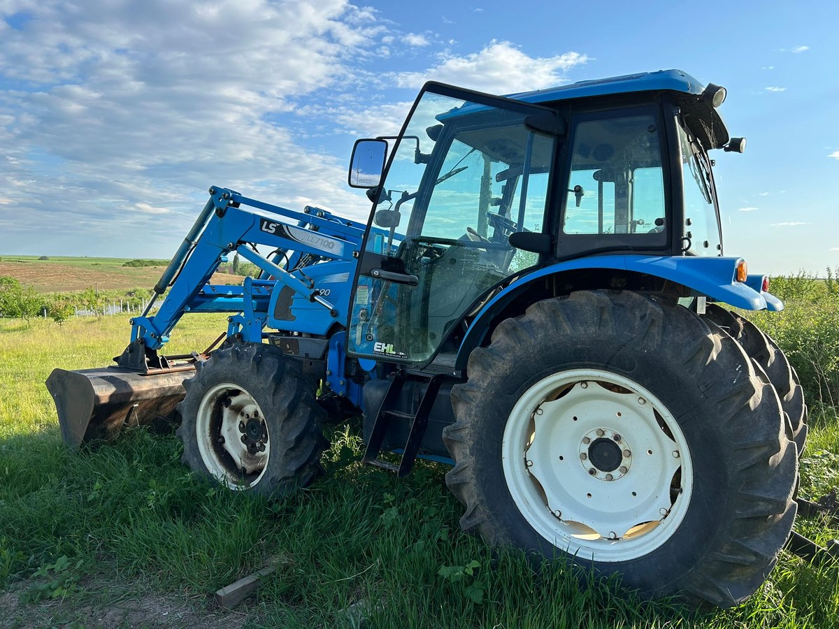 Vând Tractor LS Mtron PLUS90 (90 CP) cu Încărcător Frontal LL7100